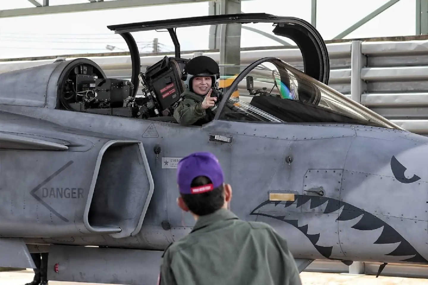 Thailand's King witnesses Queen's first solo flight in a Gripen jet - Photo 3