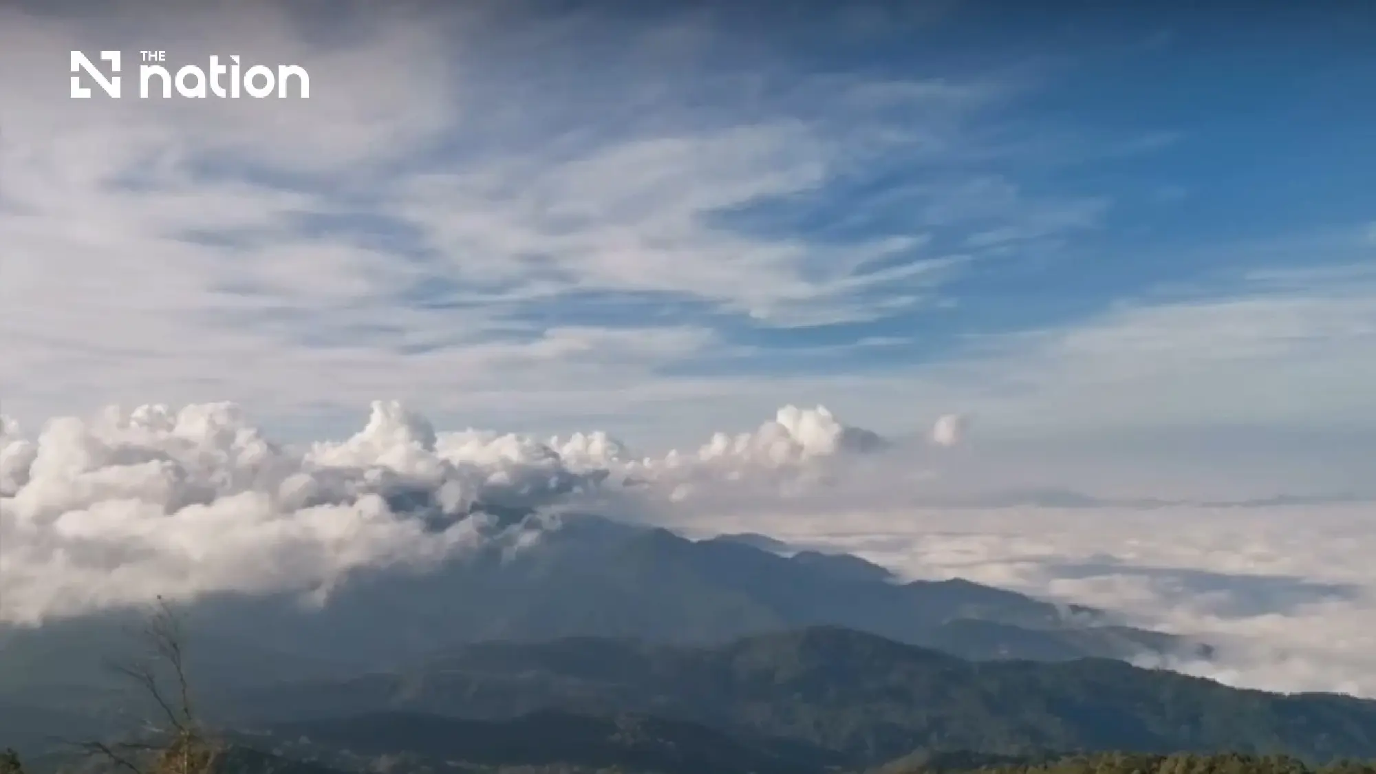 Sea of mist draws visitors to Doi Inthanon as summit hits 9°C - Photo 10