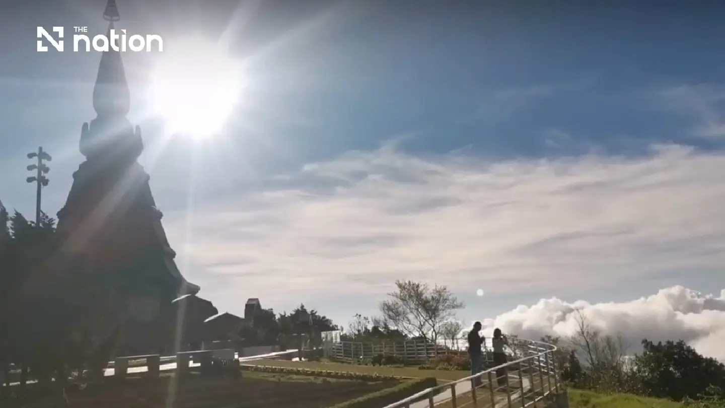 Sea of mist draws visitors to Doi Inthanon as summit hits 9°C - Photo 4