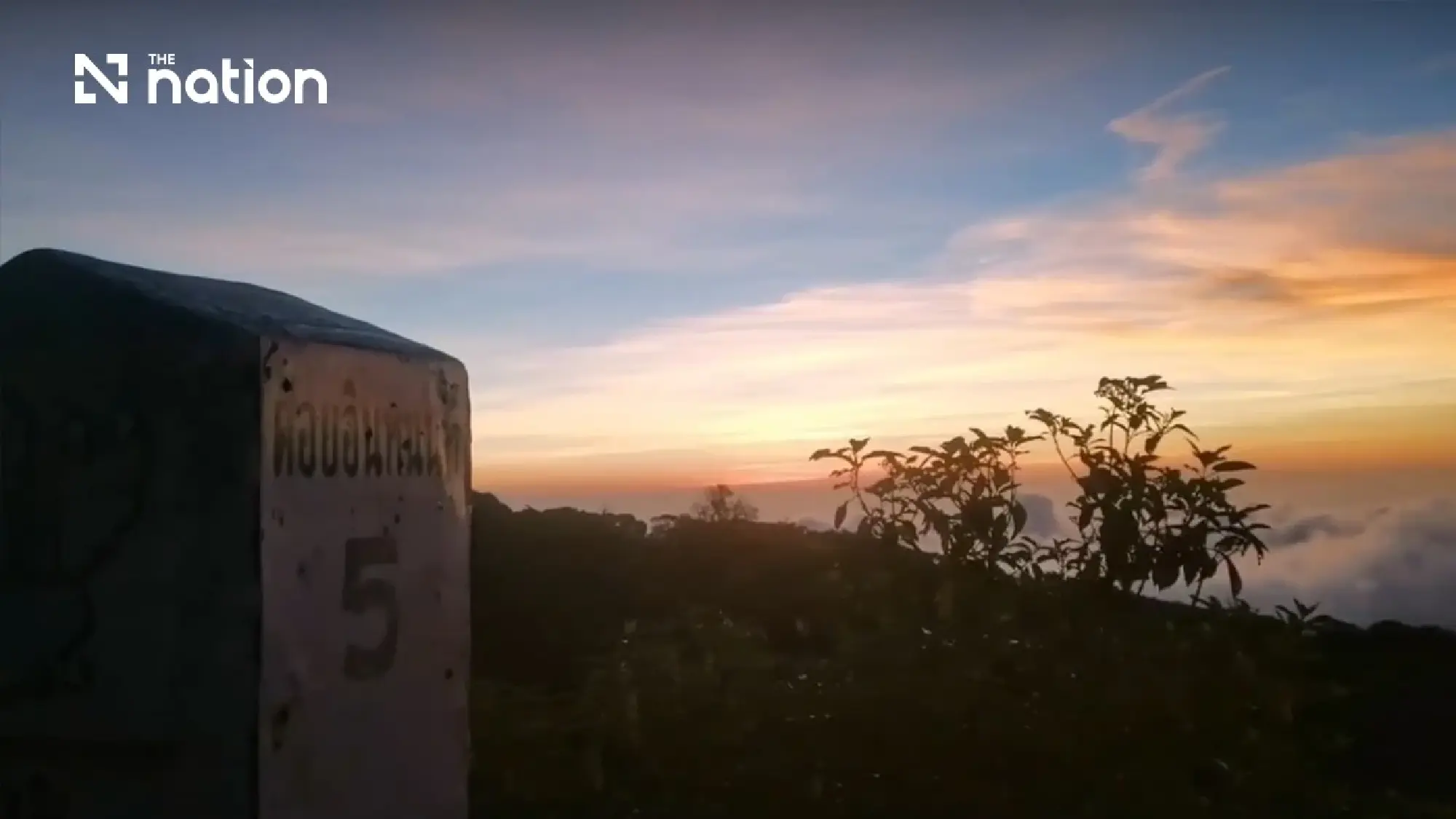 Sea of mist draws visitors to Doi Inthanon as summit hits 9°C - Photo 9