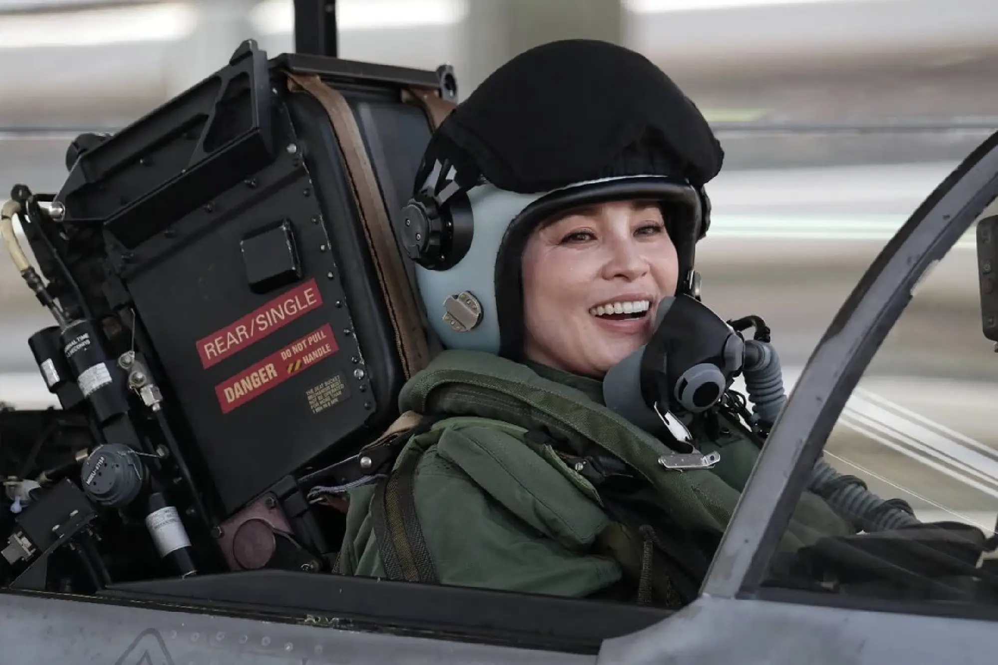 Thailand's King witnesses Queen's first solo flight in a Gripen jet - Photo 10