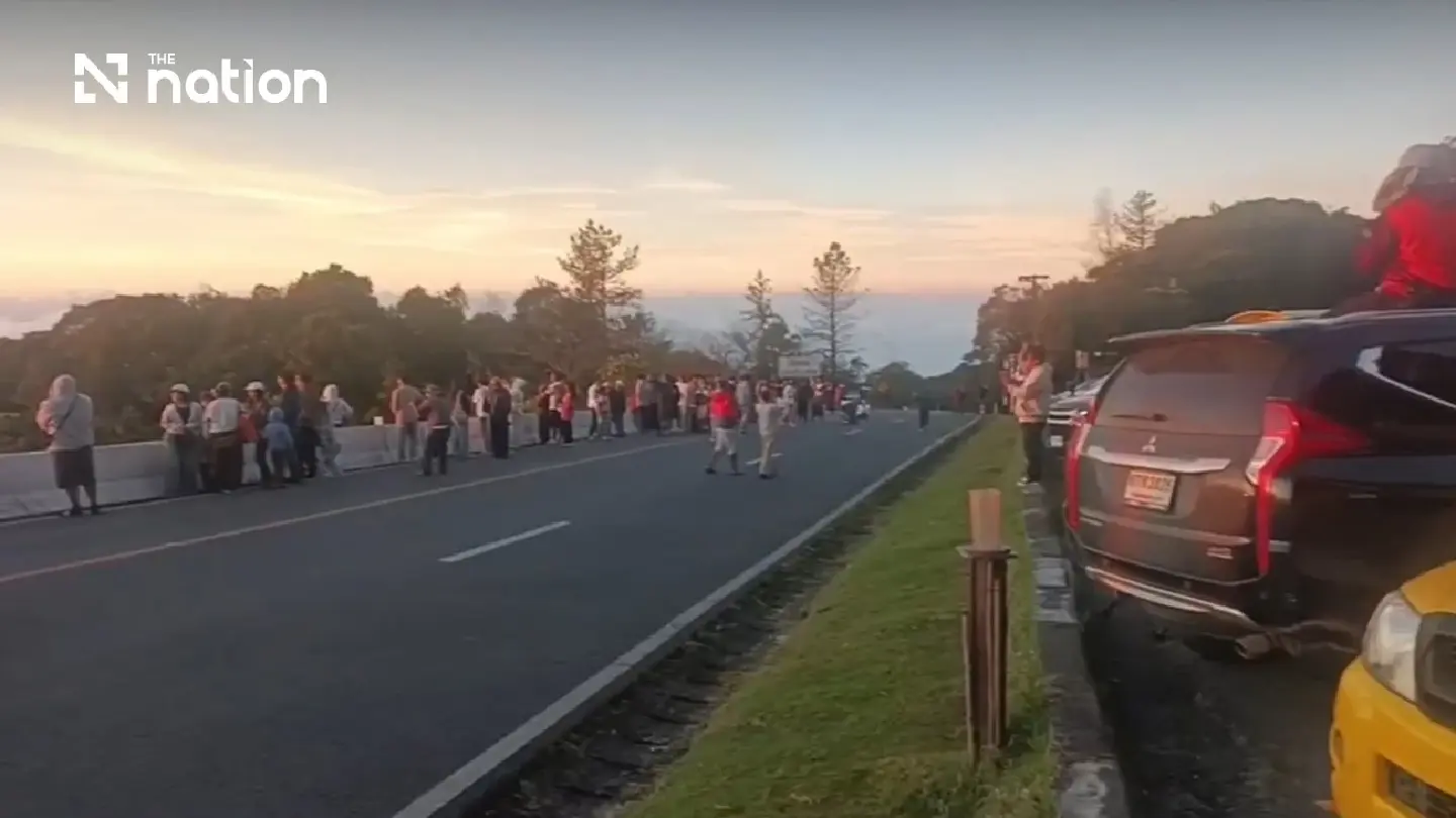 Sea of mist draws visitors to Doi Inthanon as summit hits 9°C - Photo 3
