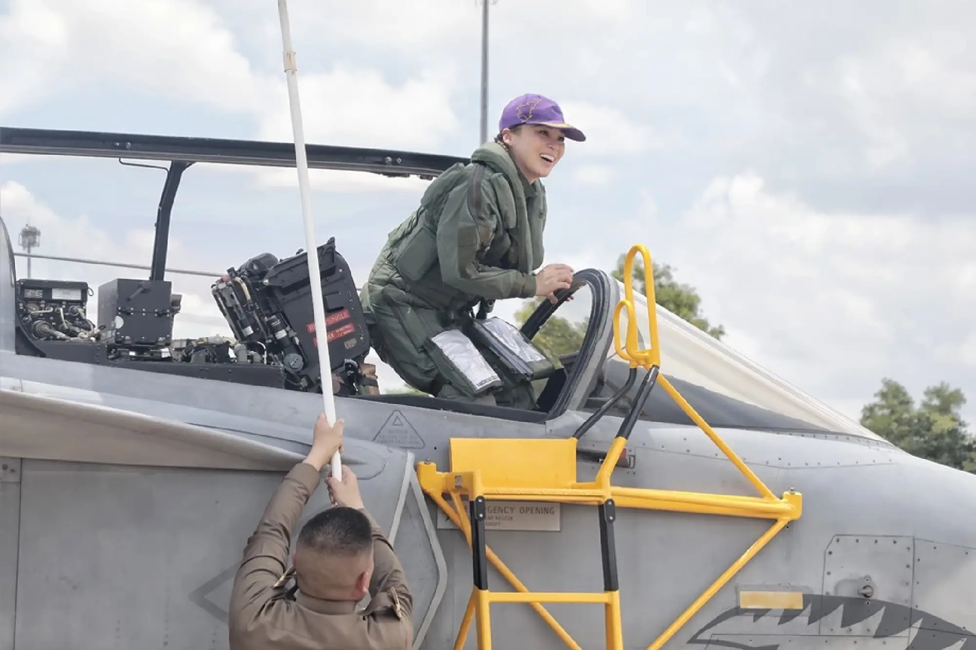 Thailand's King witnesses Queen's first solo flight in a Gripen jet - Photo 9