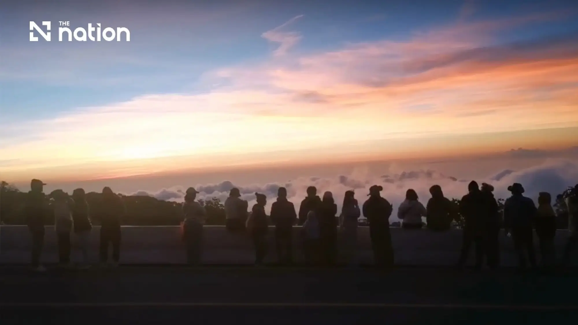 Sea of mist draws visitors to Doi Inthanon as summit hits 9°C - Photo 5