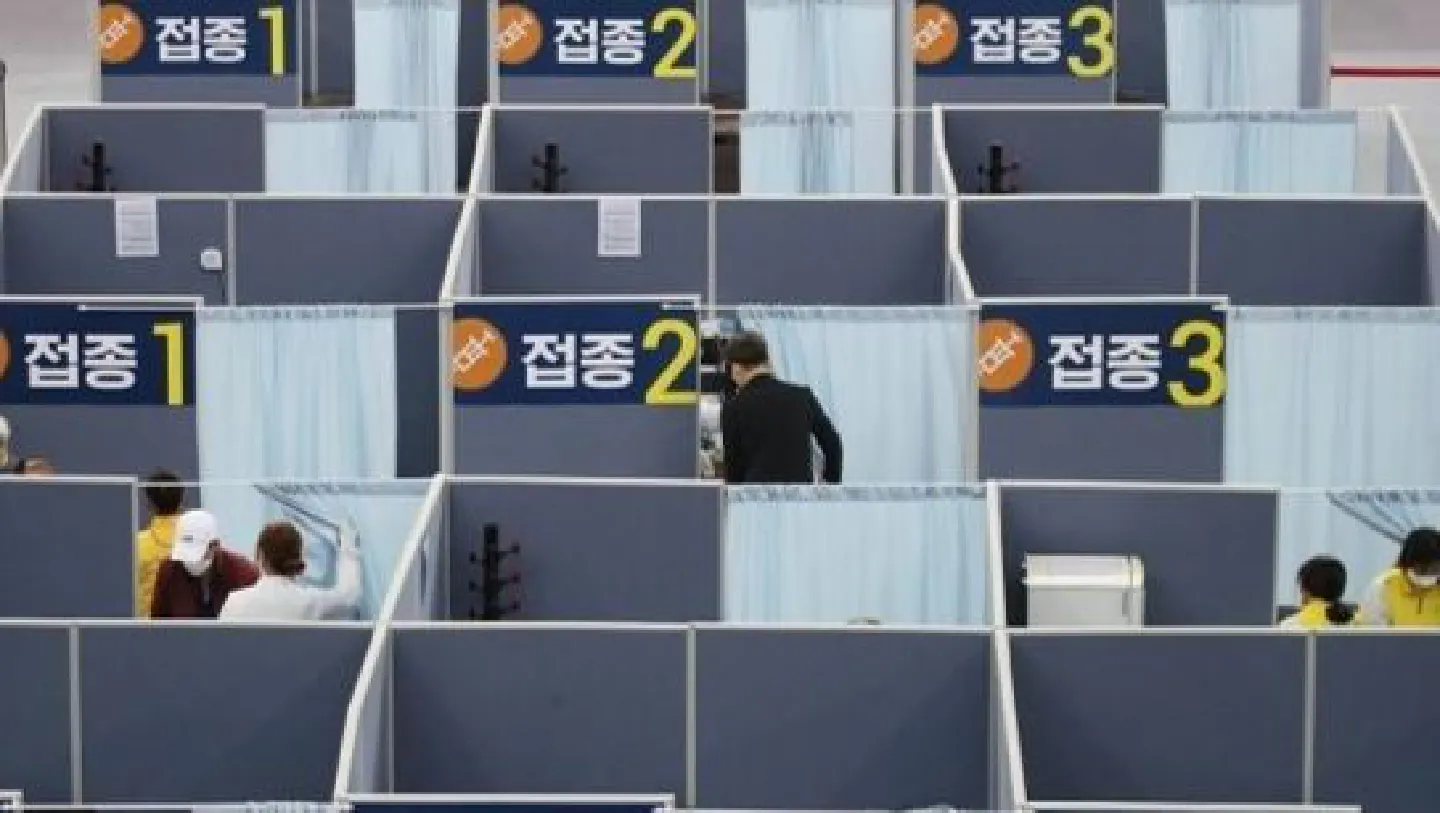 S. Korea secures additional Pfizer vaccines for 20m people S. Korea secures additional Pfizer vaccines for 20m people