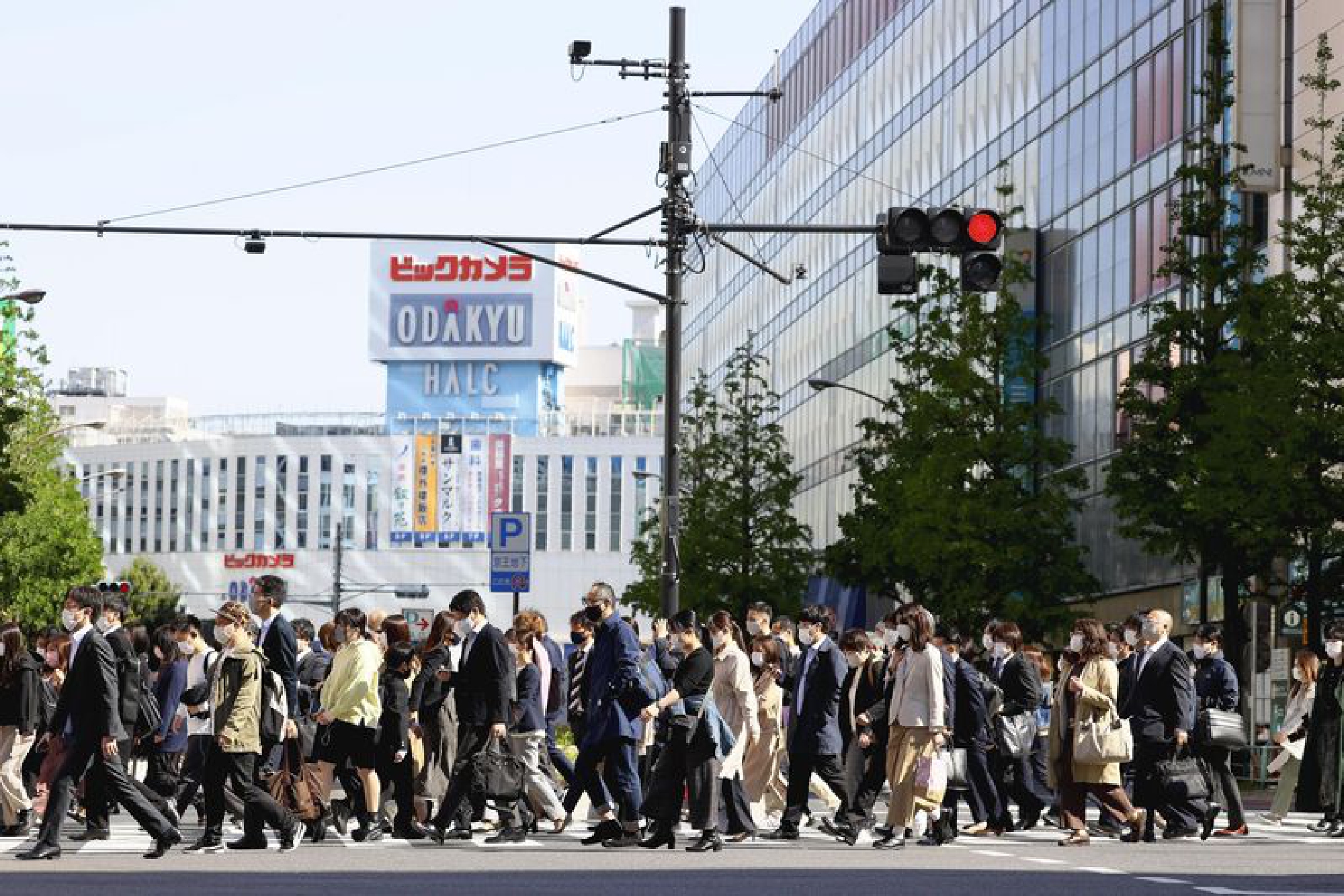 Typical commuter crowds seen in Tokyo, 3 prefectures despite new state of emergency