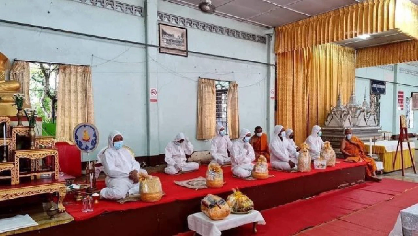 Monks wear PPE suits to conduct funeral rituals in Songkhla Monks wear PPE suits to conduct funeral rituals in Songkhla