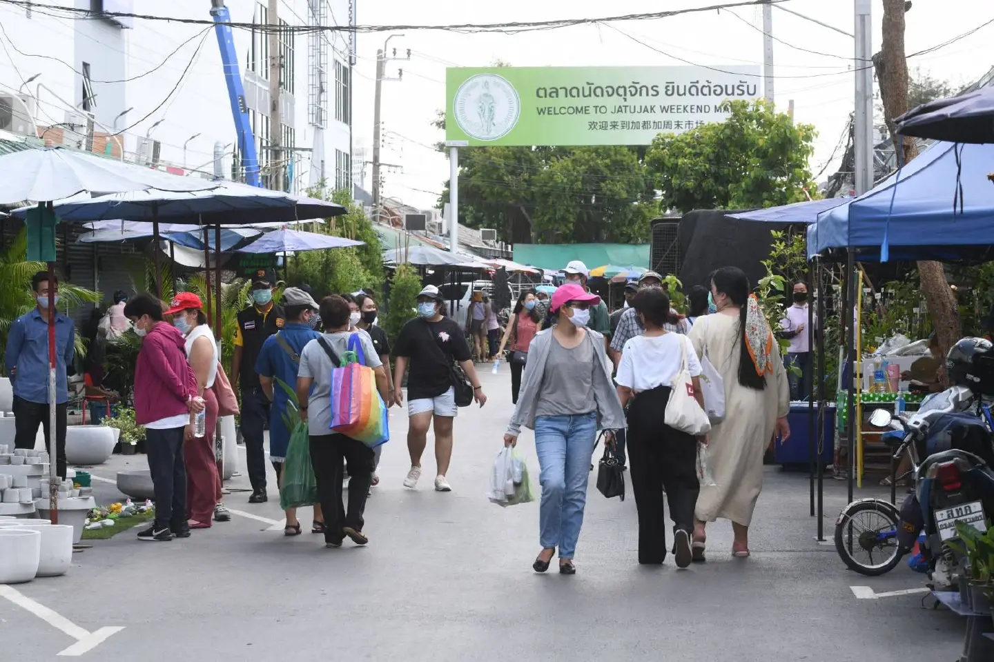 Third wave forces Chatuchak Market to postpone weekday opening until June