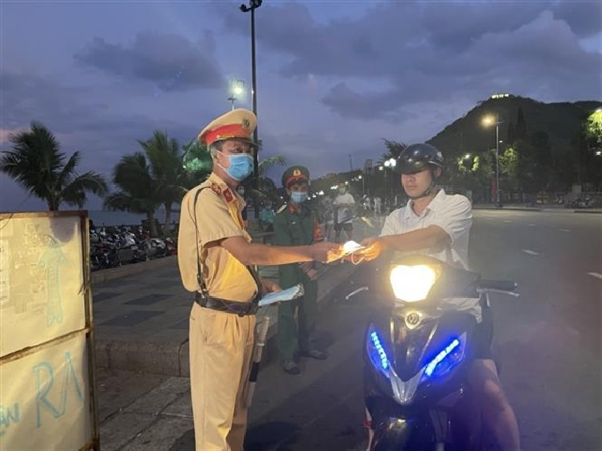 Hanoi, HCM City and provinces restrict gatherings, close street-side business
