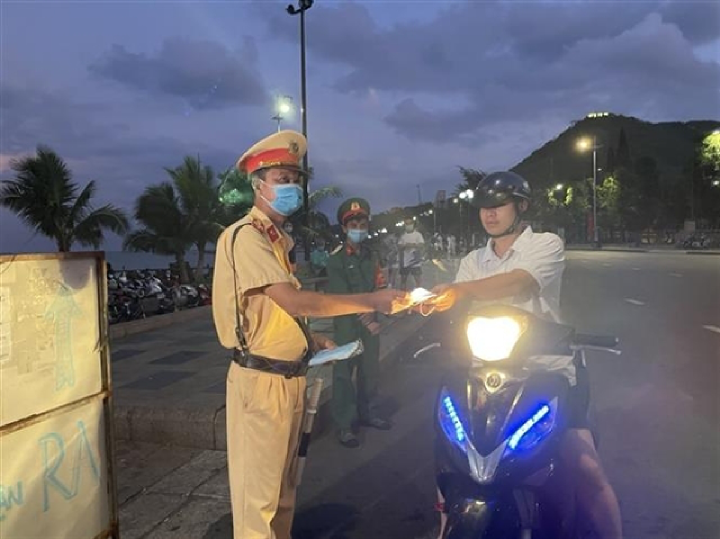 Hanoi, HCM City and provinces restrict gatherings, close street-side business Hanoi, HCM City and provinces restrict gatherings, close street-side business