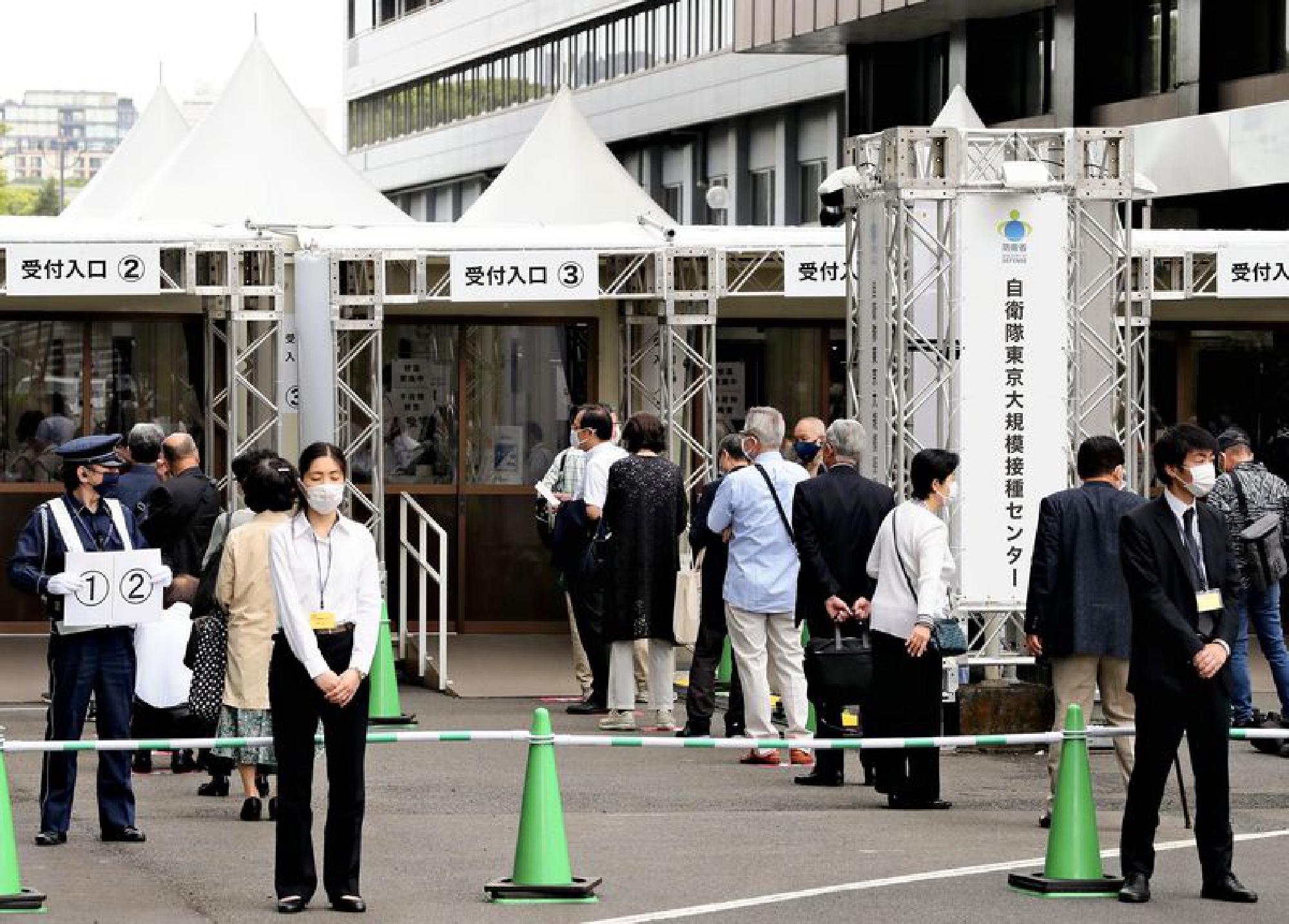 SDF-run mass vaccinations start for elderly in Tokyo, Osaka