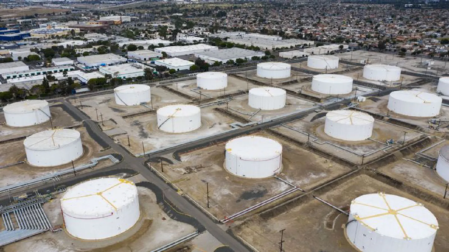 Oil climbs with gasoline as cyberattack knocks out U.S. pipeline