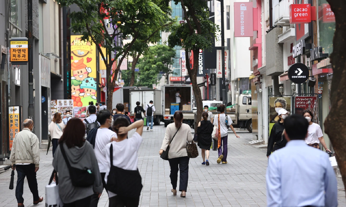 Koreans can ditch masks outdoors after first COVID-19 shot