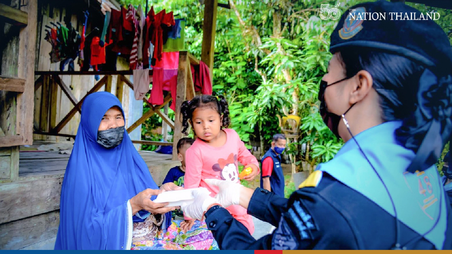 Rangers deliver Covid-relief packages in Narathiwat