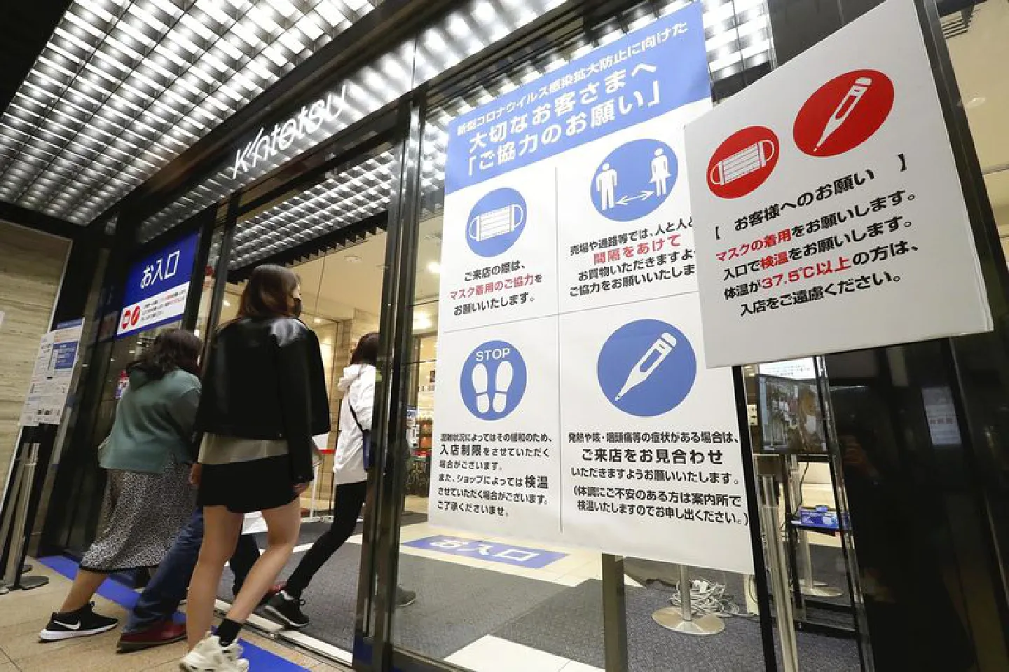 Selling ‘necessities’ only adds pressure on Japan’s ailing department stores Selling ‘necessities’ only adds pressure on Japan’s ailing department stores