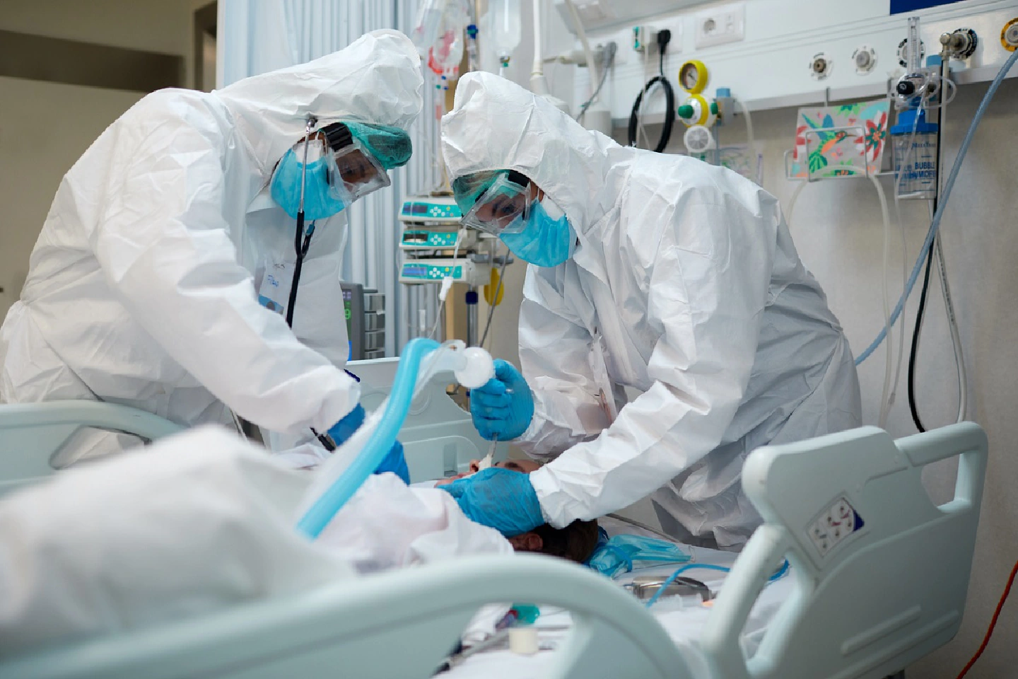 India reports 403,000 COVID-19 cases, 4092 deaths in last 24 hours