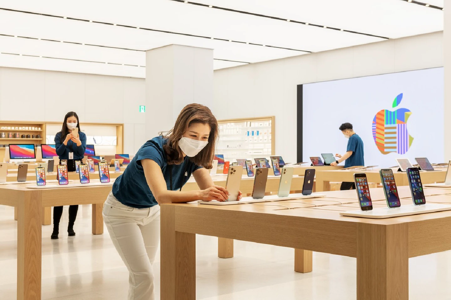 Apple offers trade-in program for LG phone users