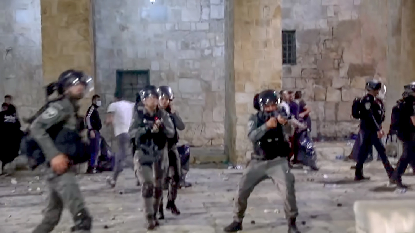 Palestinians and Israeli police clash in Jerusalem over planned Arab evictions Palestinians and Israeli police clash in Jerusalem over planned Arab evictions