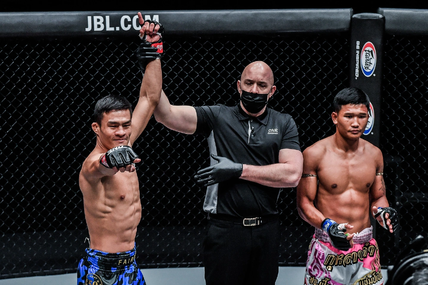 Saemapetch Fairtex blows up meteorite Kulabdam in ONE first-round action Saemapetch Fairtex blows up meteorite Kulabdam in ONE first-round action
