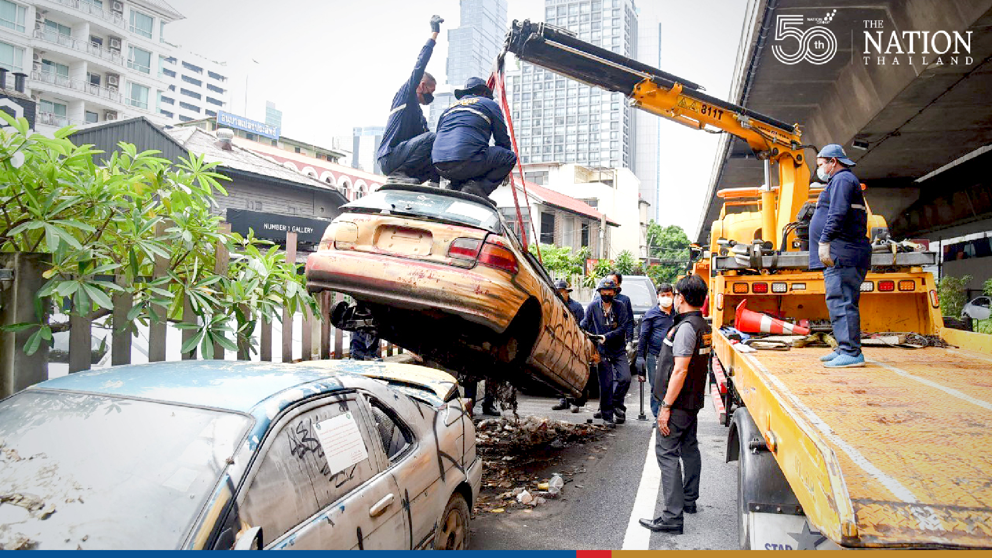 BMA removes totalled cars in Bang Rak, urges Bangkokians to keep eye out for more