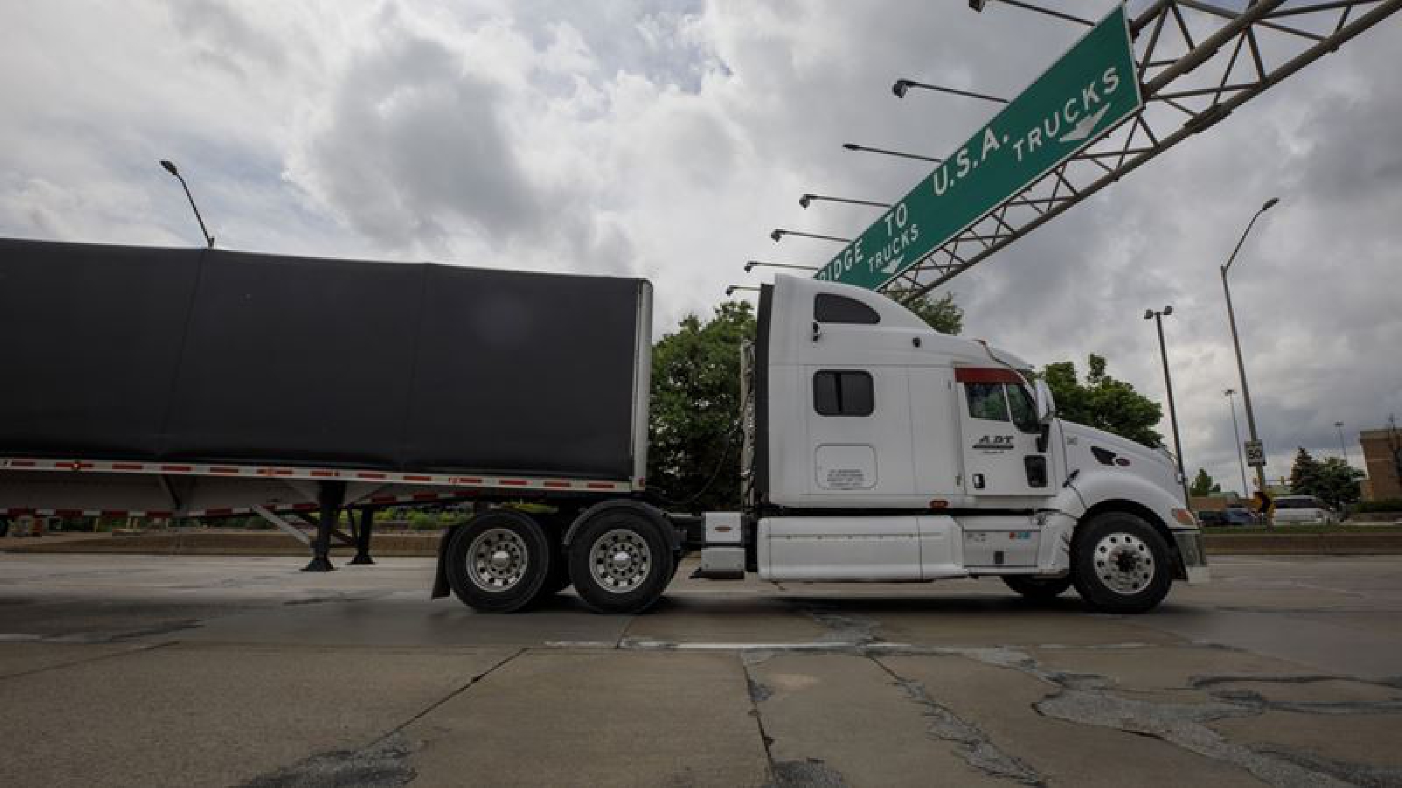 Trudeau urged by U.S., Canada businesses to open border this month