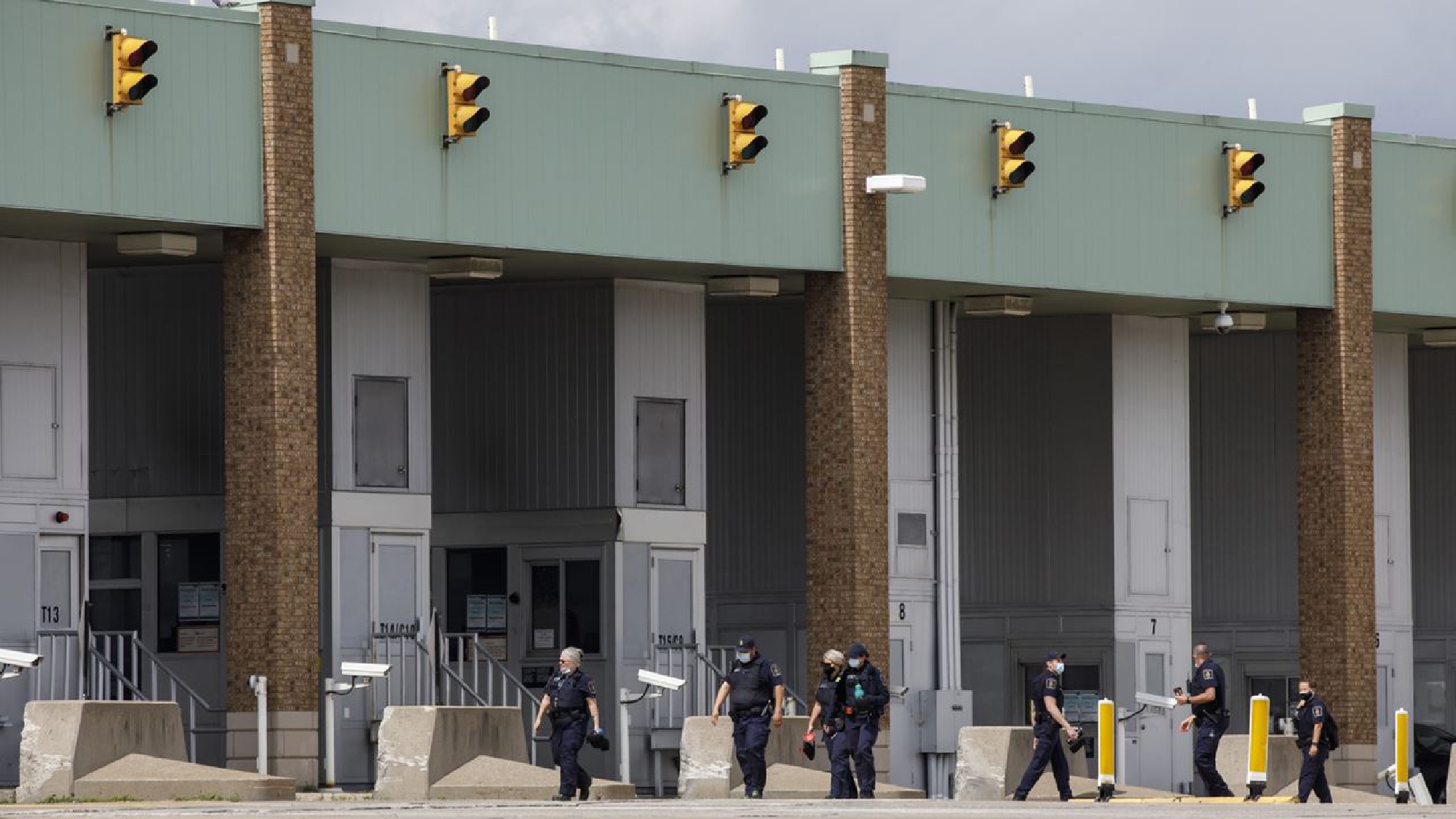 Canada eases border rules but draws airline chiefs condemnation