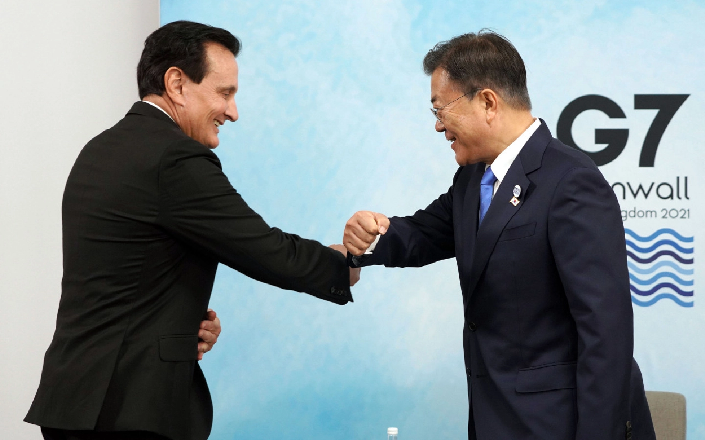 Moon meets AstraZenecas CEO to discuss vaccine cooperation