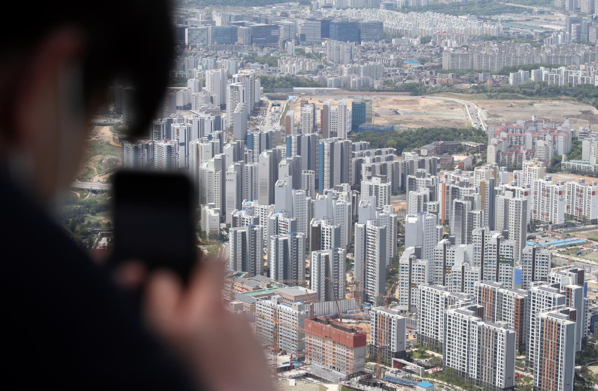 South Koreas housing market unperturbed by rate hike: experts