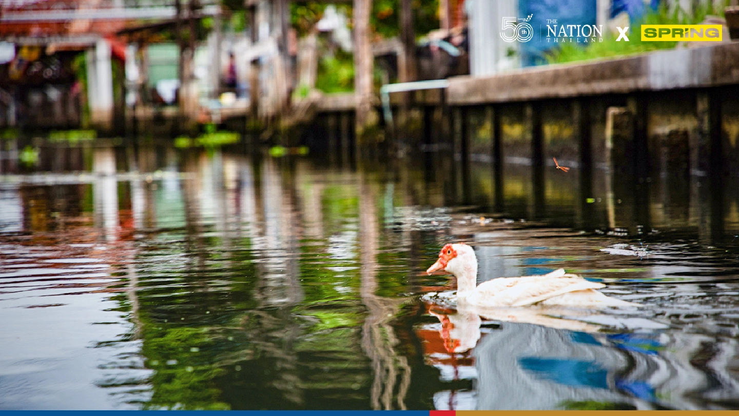Floating market drowning from lack of business