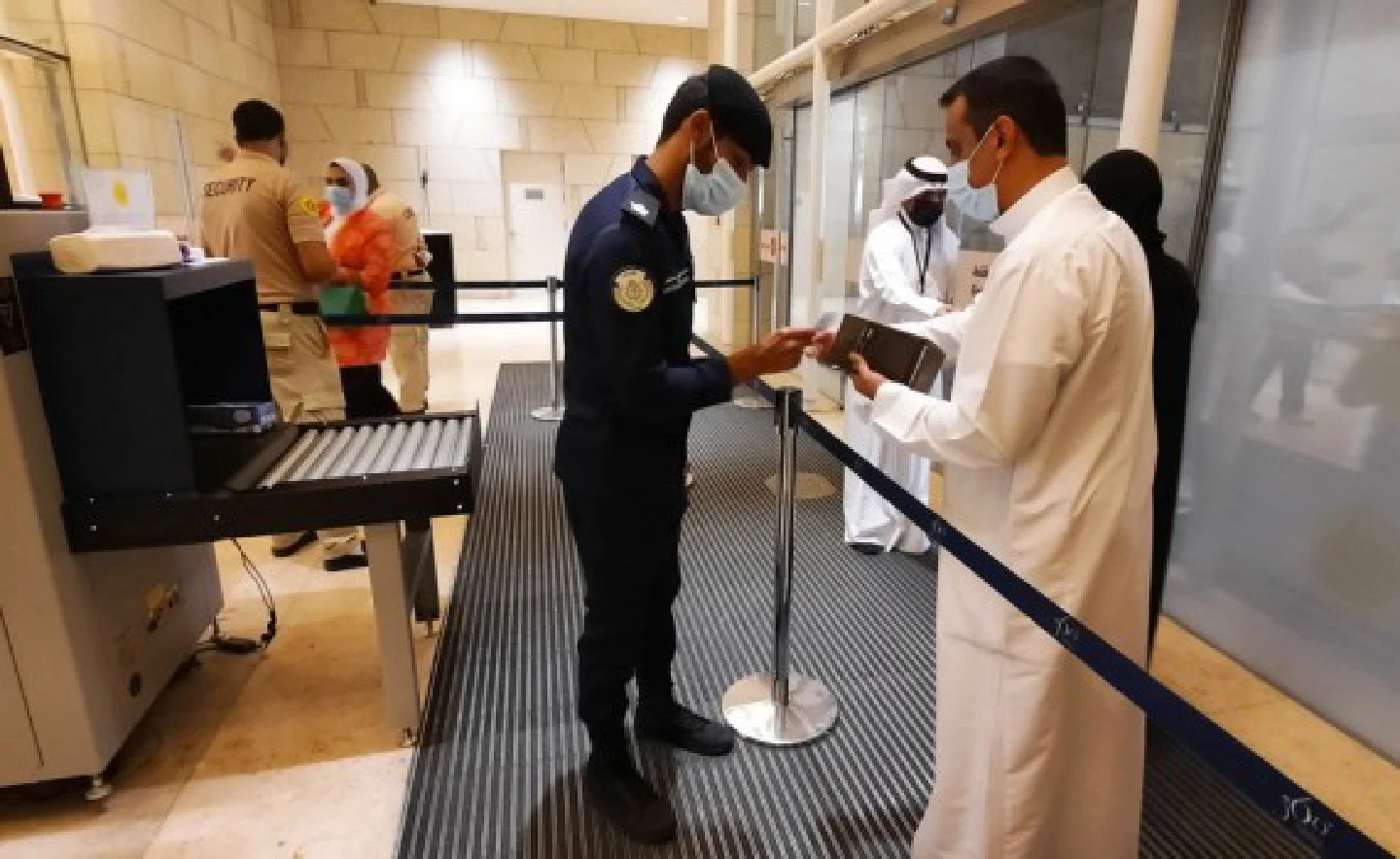 Kuwait starts to prevent unvaccinated from entering shopping malls to COVID-19 Kuwait starts to prevent unvaccinated from entering shopping malls to COVID-19