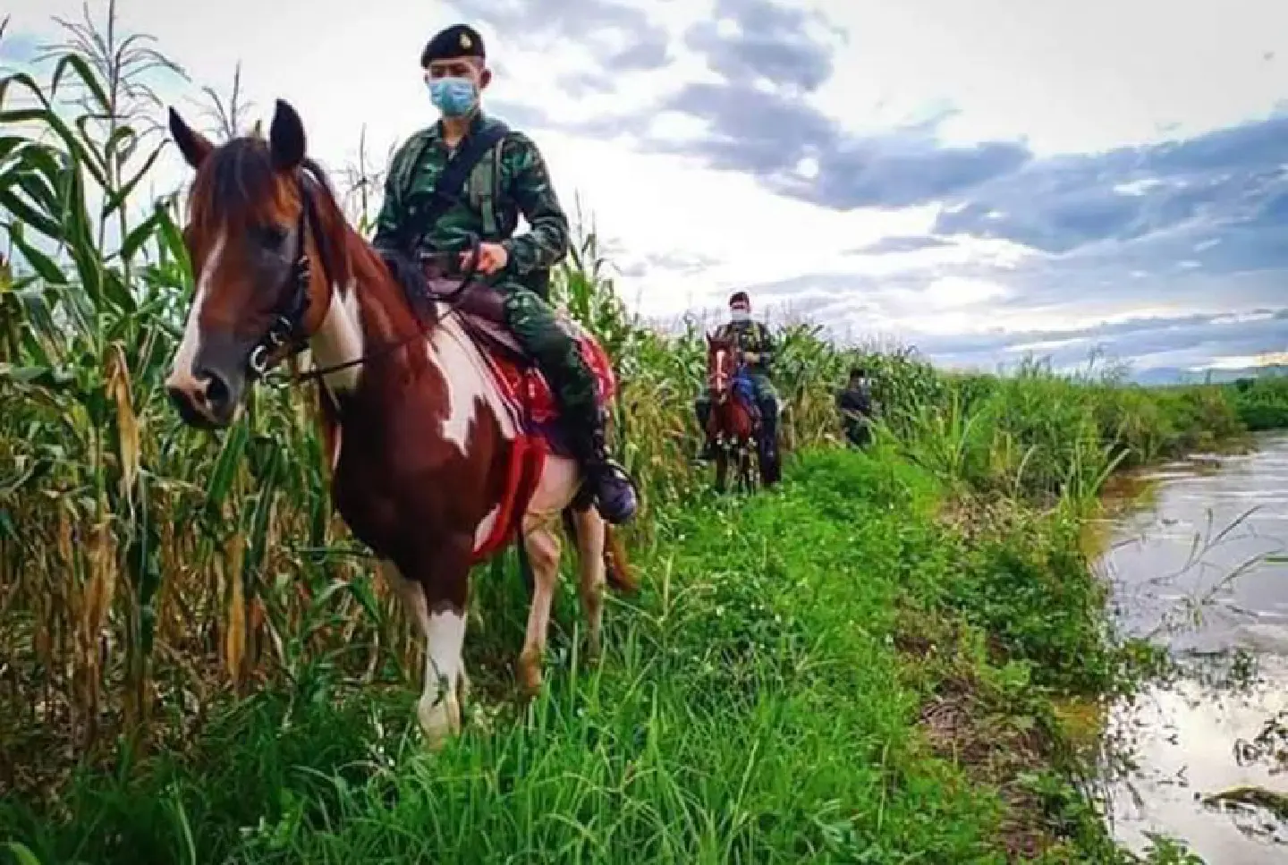 Thai cavalry troops deployed along Moei River to contain illegal border crossing