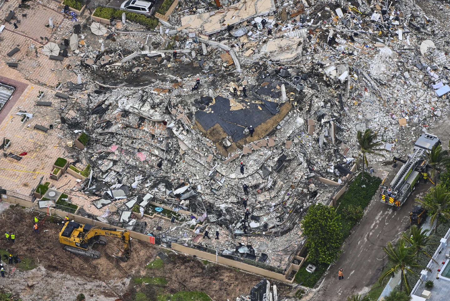 Rescue workers descend on collapsed Florida condo tower in desperate search for signs of life Rescue workers descend on collapsed Florida condo tower in desperate search for signs of life