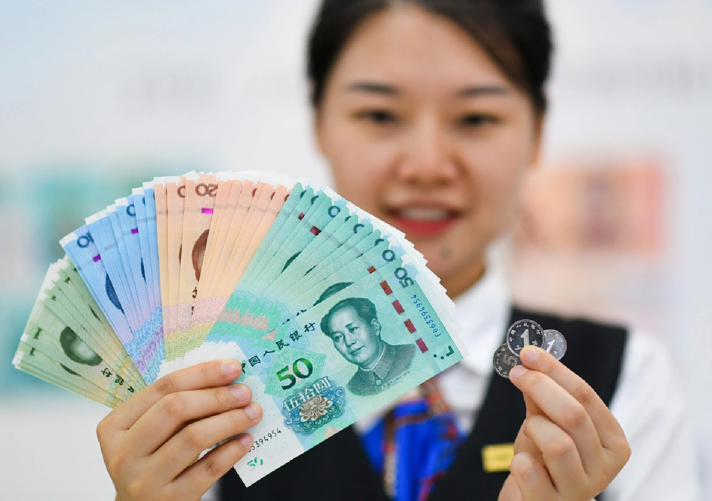 Shanghai gets policy boost to promote intl RMB use