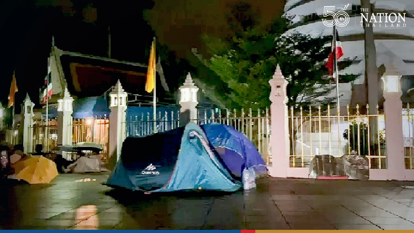 Bangkokians spend the night waiting to be tested Bangkokians spend the night waiting to be tested