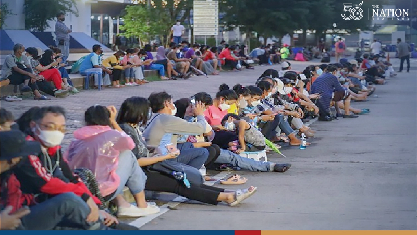 Huge turnout for free Covid testing in Pathum Thani