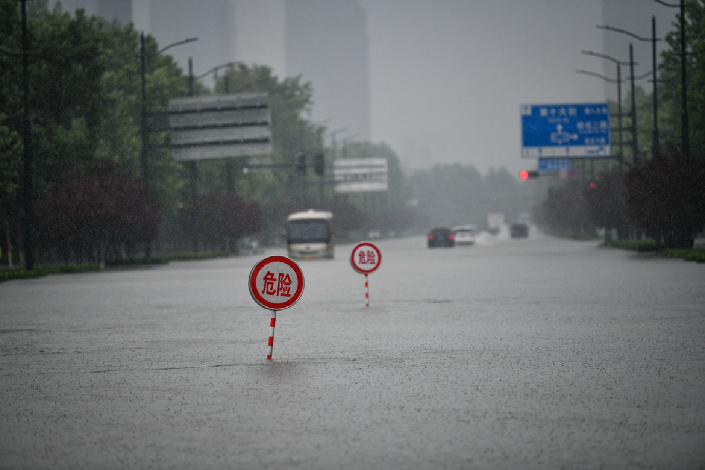 [China] Subway passenger trapped by flood recalls ordeal