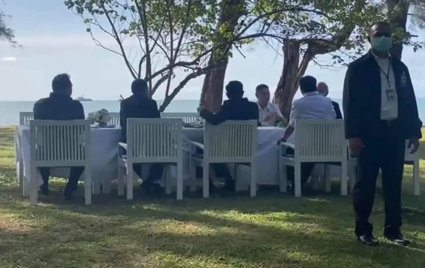 Photo of Prayut flouting social-distancing rules in Phuket sparks argument