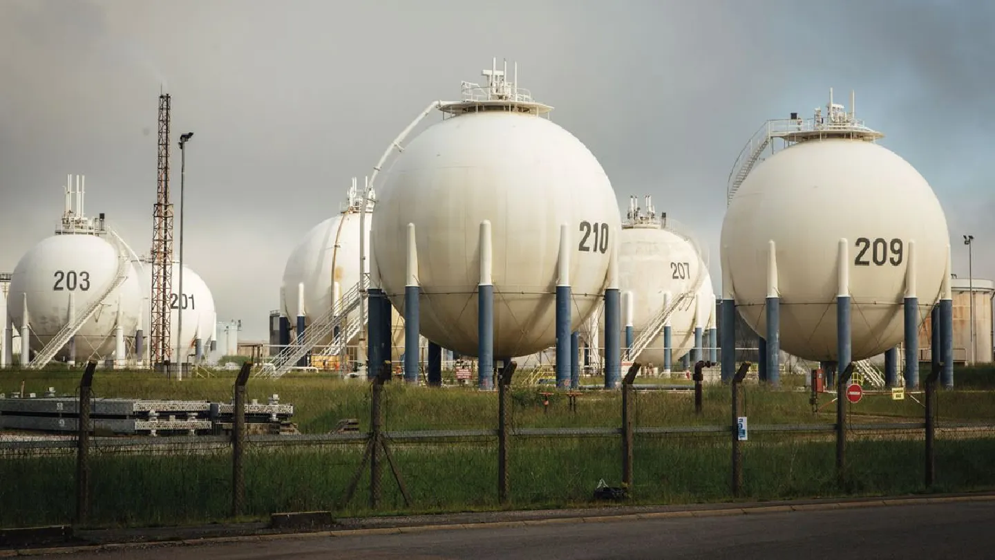 Oil edges up alongside broader market gains as variant lingers Oil edges up alongside broader market gains as variant lingers