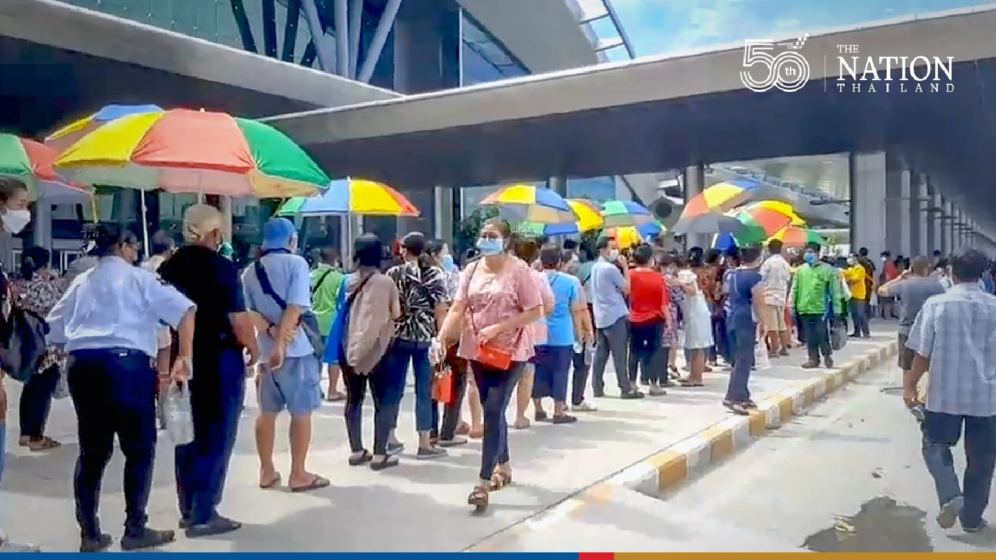 Crush at Bang Sue vaccination centre sparks virus fears