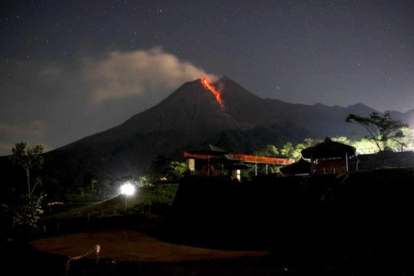 Indonesias volcano Merapi emits hot clouds