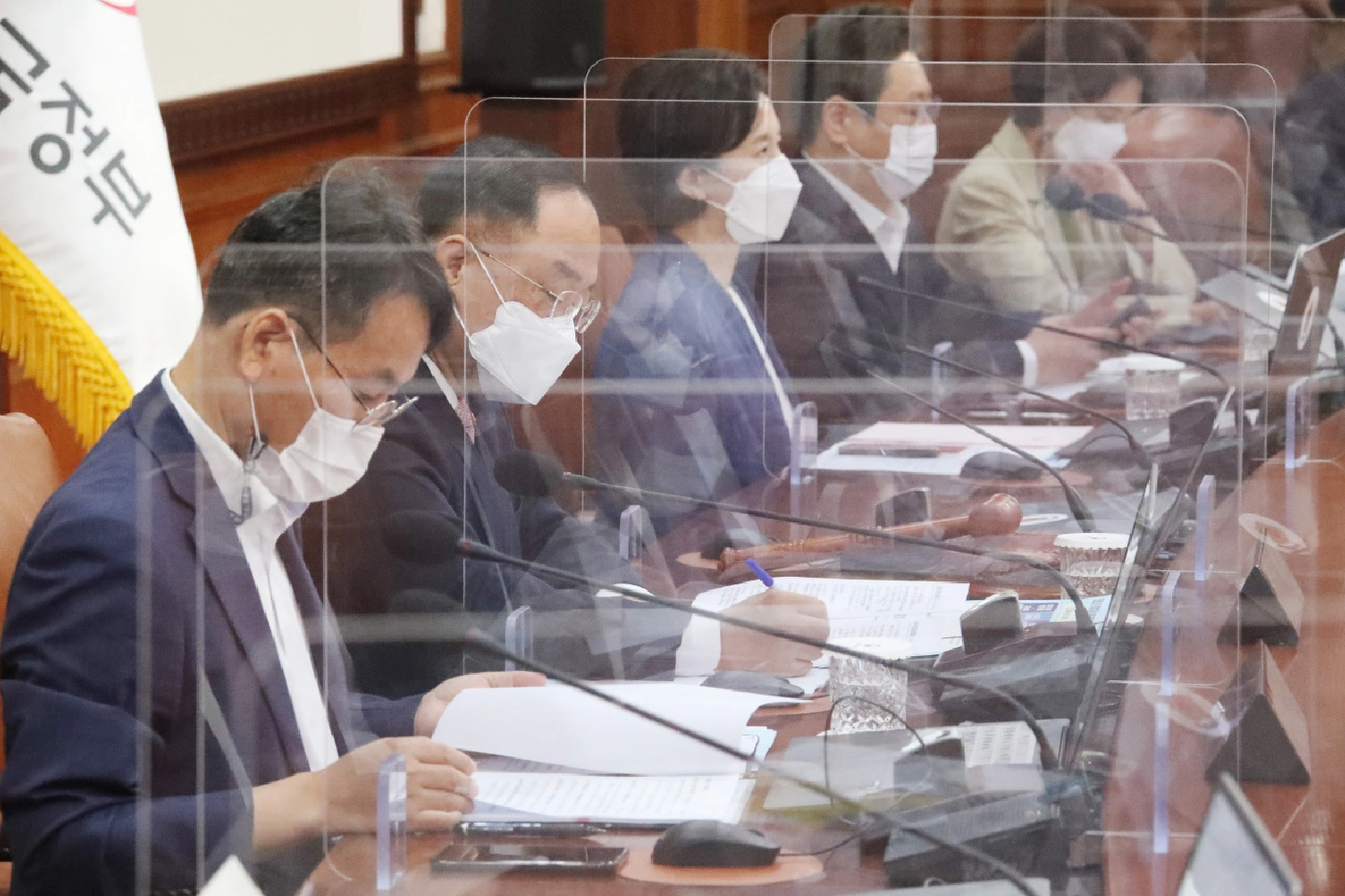 80% of South Koreans to receive W250,000 cash relief 80% of South Koreans to receive W250,000 cash relief