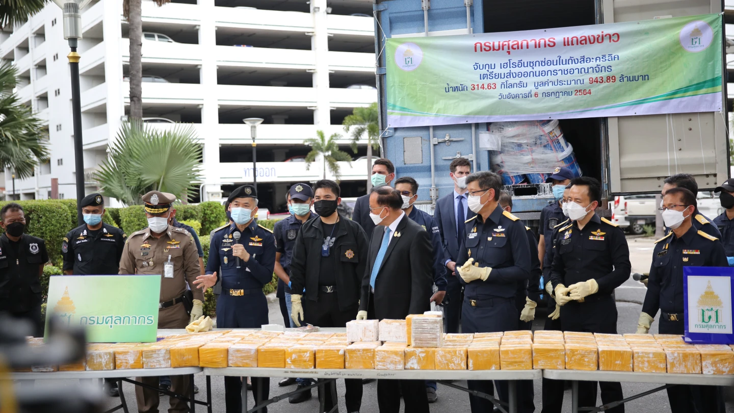 314kg of heroin hidden in paint buckets seized in Chonburi port just before being shipped to Australia