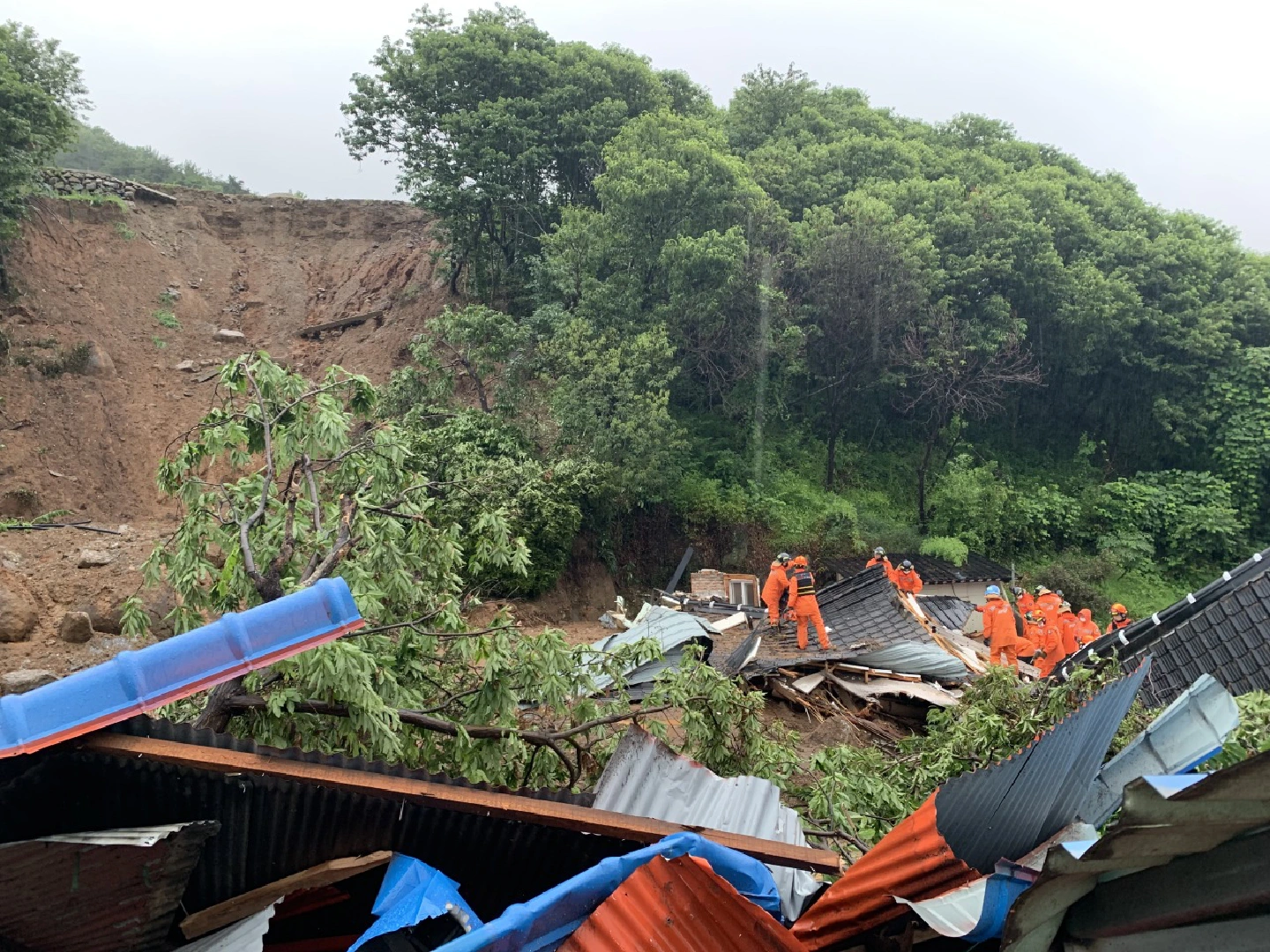 Downpours trigger landslide, cut off power, leave 1 dead in southern parts of Korea Downpours trigger landslide, cut off power, leave 1 dead in southern parts of Korea