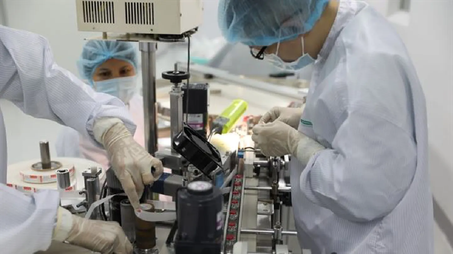 Việt Nam signs vaccine technology transfer contracts with Japan, US and Russia