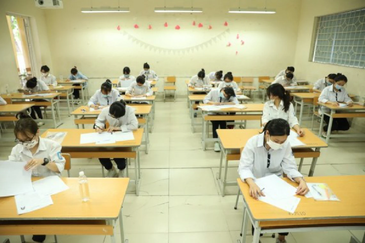 Vietnamese students take college entrance exam amid COVID-19 concerns