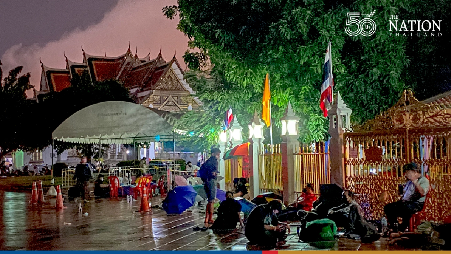 Hundreds of Bangkokians brave the rain for free Covid-19 testing