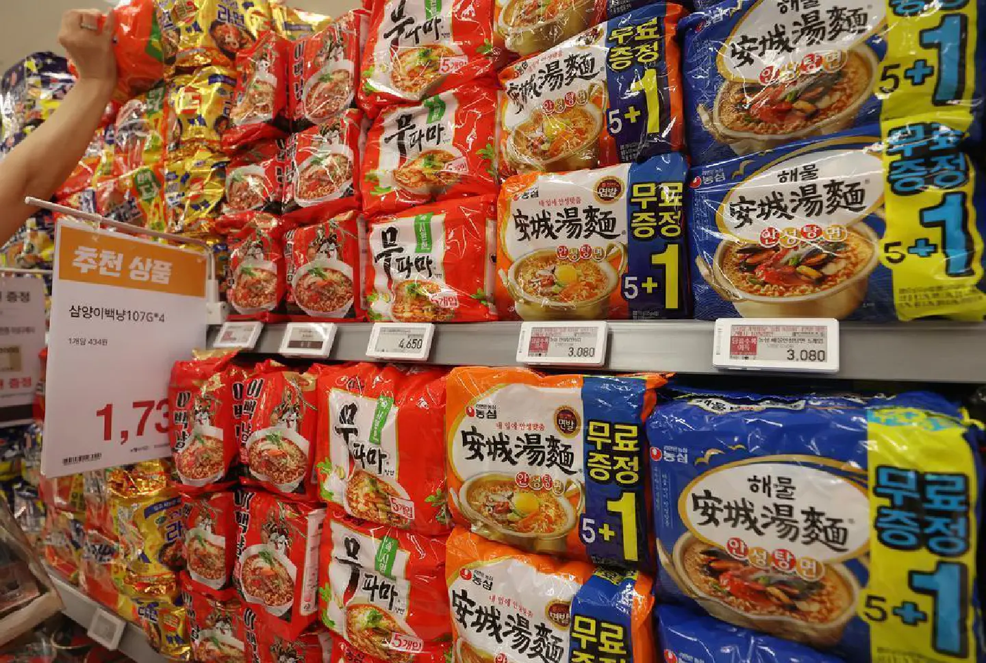 Instant noodle exports hit new high in H1 amid pandemic Instant noodle exports hit new high in H1 amid pandemic