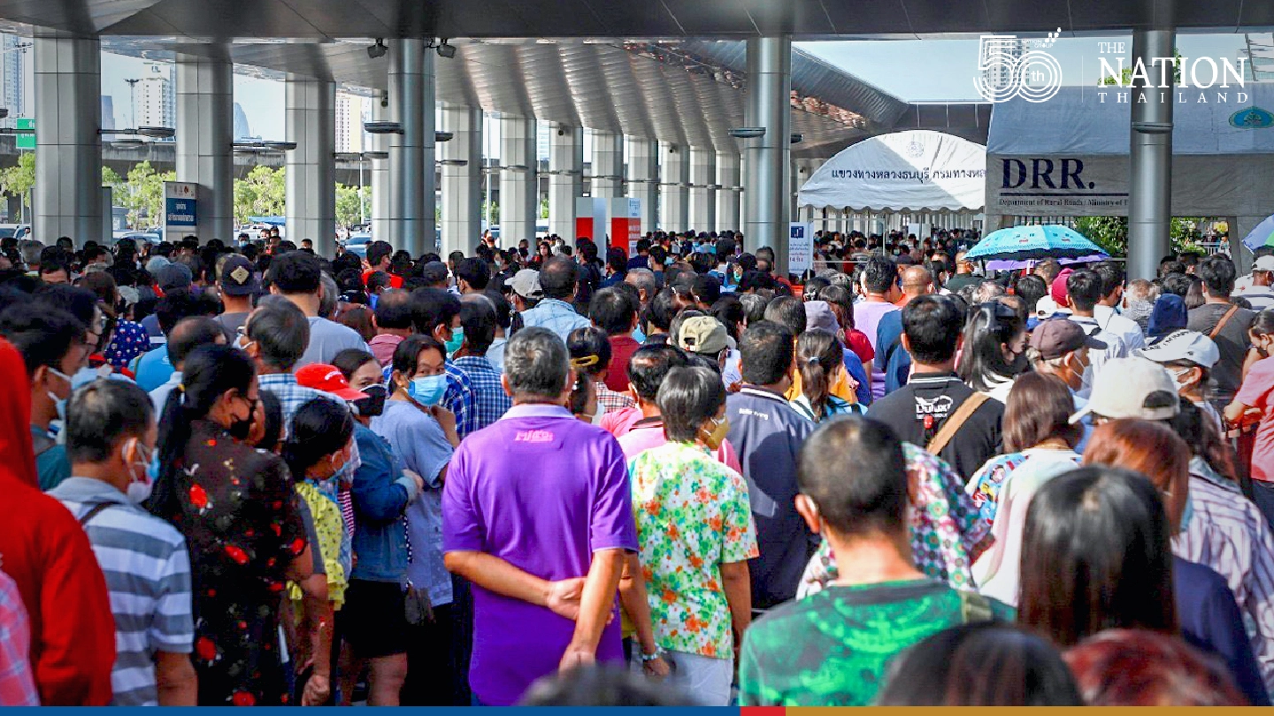 Thousands flock to Bang Sue Grand Station on last day of walk-in vaccination