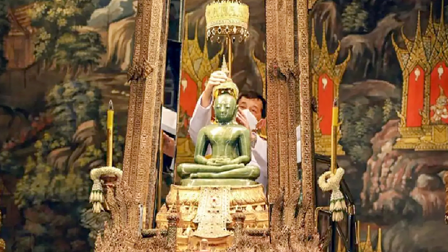 King and Queen attend Emerald Buddha change of attire ceremony