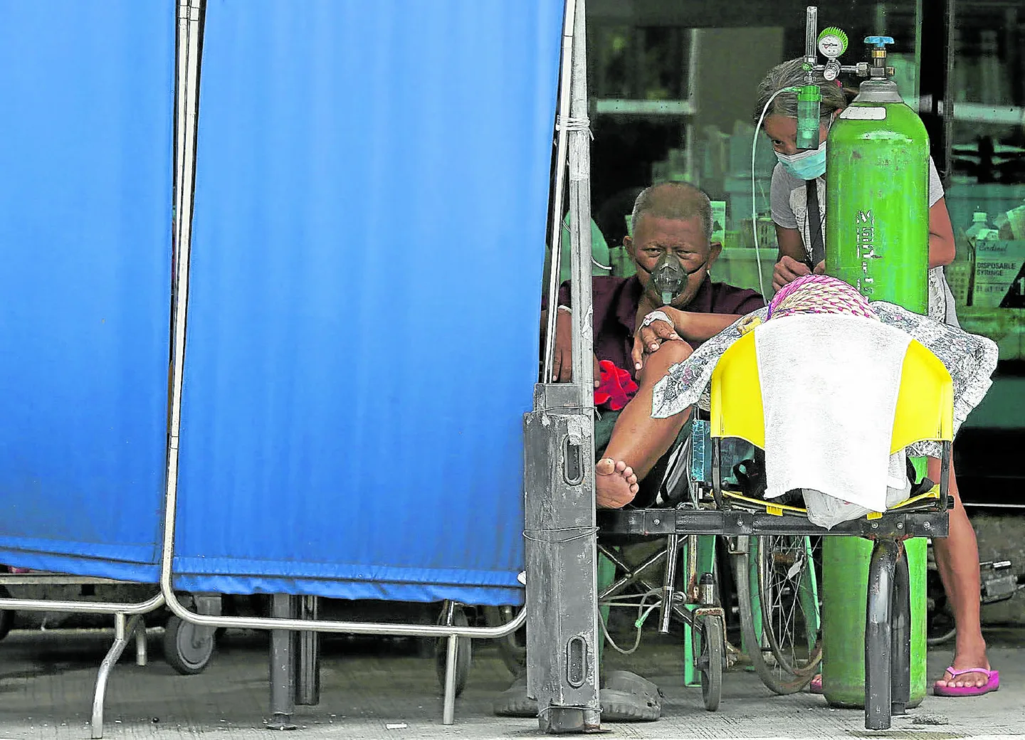 [Philippines] 12 big Metro hospitals hit critical risk level